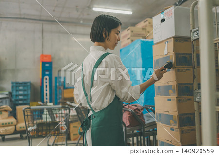 supermarket, salesperson, shop assistant 140920559
