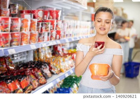 Woman searches for instant noodles using code on internet 140920621