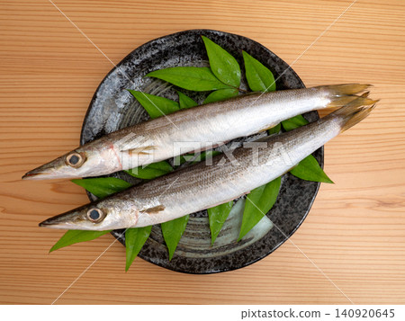 用鹽醃製的梭魚,準備烤肉。 用鹽醃製的梭魚,準備烤肉。 140920645