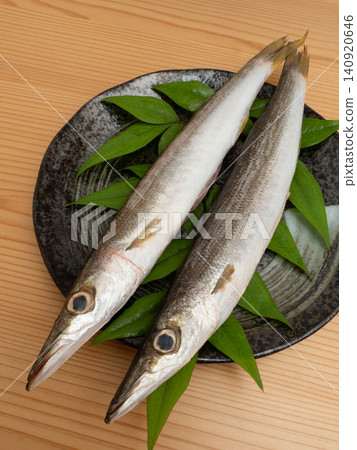 用鹽醃製的梭魚,準備烤肉。 用鹽醃製的梭魚,準備烤肉。 140920646
