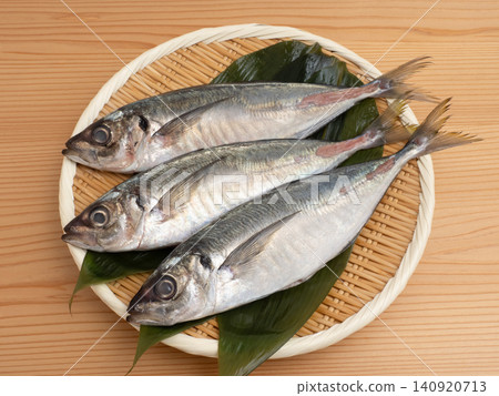 用鹽醃製的烤竹莢魚 用鹽醃製的烤竹莢魚 140920713