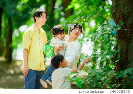暑假期間，一家四口到森林裡捉昆蟲。 140920800