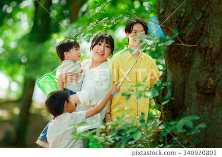 暑假期間，一家四口到森林裡捉昆蟲。 140920801