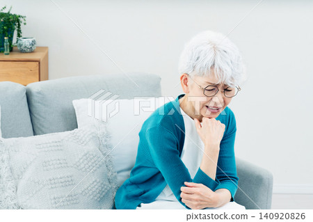 Senior women struggling in their living rooms Senior women struggling in their living rooms 140920826