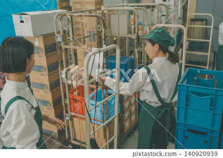 supermarket, backyard, female 140920939