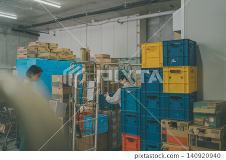 supermarket, backyard, female 140920940