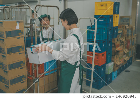 supermarket, backyard, female 140920943