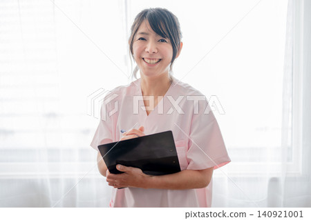 有病歷的一位微笑的女性護士 有病歷的一位微笑的女性護士 140921001