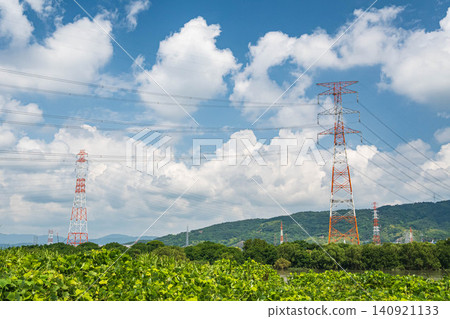 屹立於淀川河堤上的鋼塔;大阪府高槻市;大阪府枚方市 屹立於淀川河堤上的鋼塔;大阪府高槻市;大阪府枚方市 140921133