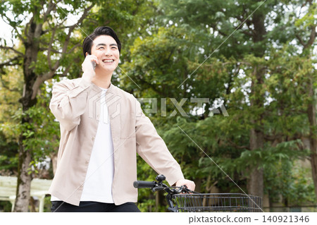 男子騎自行車時打電話屬於社會議題。 男子騎自行車時打電話屬於社會議題。 140921346