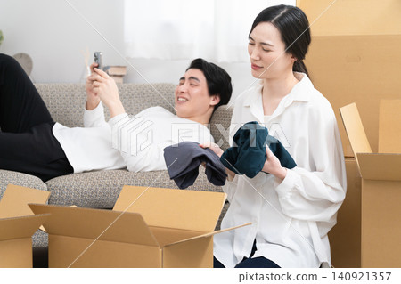 Young men and women preparing to move: Lifestyle image Young men and women preparing to move: Lifestyle image 140921357