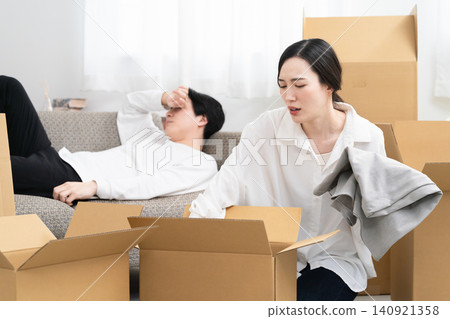 Young men and women preparing to move: Lifestyle image Young men and women preparing to move: Lifestyle image 140921358