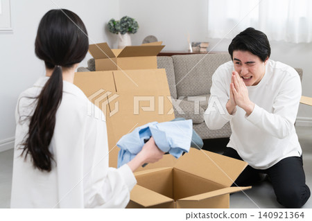 準備搬家的青年男女:生活照 準備搬家的青年男女:生活照 140921364