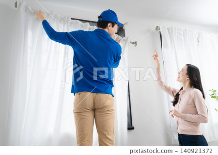 A young company that handles moving services for young women: Lifestyle image 140921372