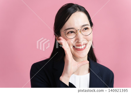 穿著西裝的年輕女子 商業形象 穿著西裝的年輕女子 商業形象 140921395