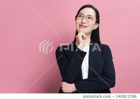 穿著西裝的年輕女子 商業形象 140921396