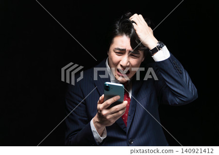一位身穿商務西裝的年輕男子;一種商務形象。 一位身穿商務西裝的年輕男子;一種商務形象。 140921412