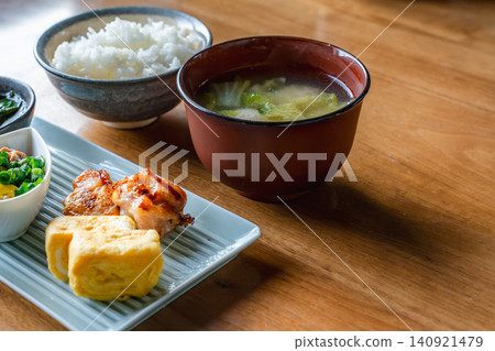 傳統的日式早餐套餐,前景中的小菜才是主菜。 傳統的日式早餐套餐,前景中的小菜才是主菜。 140921479
