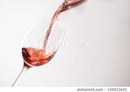紅酒倒入一杯 紅酒倒入一杯 140921642