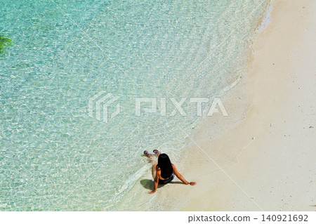 沖繩,伊良部島:海灘與女人 沖繩,伊良部島:海灘與女人 140921692