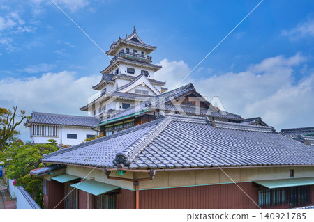 春天，從神社辦公室向南眺望愛媛縣今治市鳥町今治城。 140921785