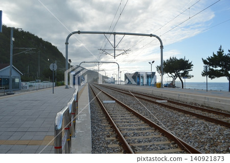 韓國鐵路永東線貞東津站的景色。 韓國鐵路永東線貞東津站的景色。 140921873