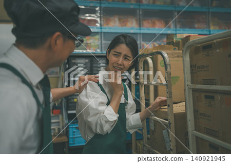 supermarket, salesperson, shop assistant 140921945