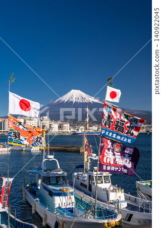 富士山和飄揚著巨大漁旗的漁船-元旦的田之浦漁港 富士山和飄揚著巨大漁旗的漁船-元旦的田之浦漁港 140922045