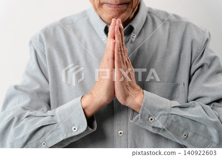 一位身著休閒服的老年男子站著——一張生活方式照片。 一位身著休閒服的老年男子站著——一張生活方式照片。 140922603