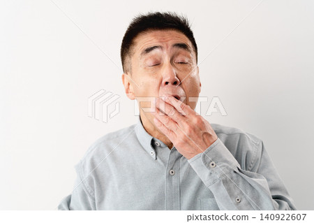 一位身著休閒服的老年男子站著——一張生活方式照片。 140922607