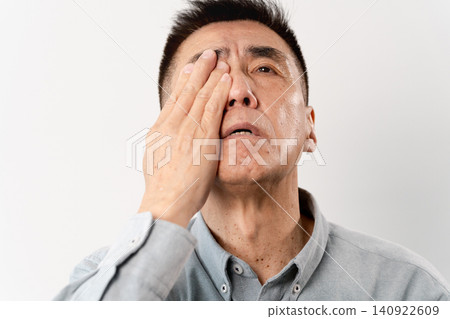 一位身著休閒服的老年男子站著——一張生活方式照片。 一位身著休閒服的老年男子站著——一張生活方式照片。 140922609