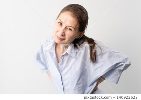 一位身著休閒服的老婦人站著——一張生活方式照片。 140922622
