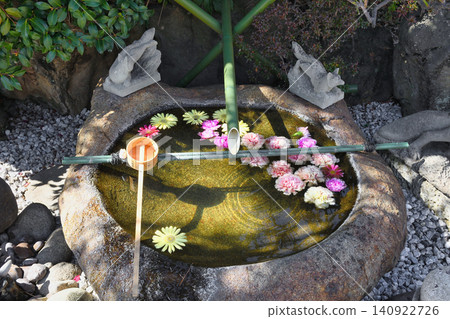 穴森稻荷神社:美麗的水池(東京都大田區羽田) 穴森稻荷神社:美麗的水池(東京都大田區羽田) 140922726