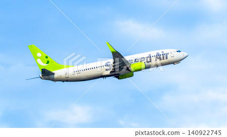 一架索拉西德航空公司的飛機正在藍天中緩緩升空。 一架索拉西德航空公司的飛機正在藍天中緩緩升空。 140922745