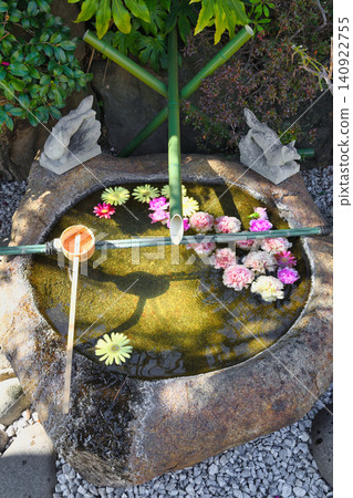 Anamori Inari Shrine: Beautiful water basin (Haneda, Ota Ward, Tokyo) Anamori Inari Shrine: Beautiful water basin (Haneda, Ota Ward, Tokyo) 140922755