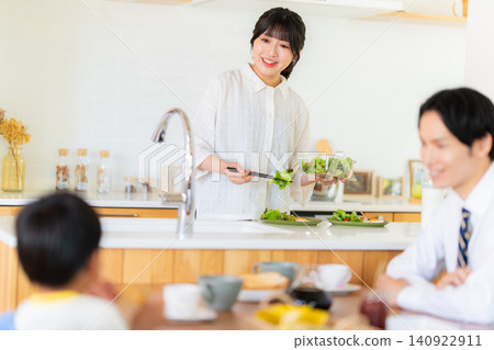 一家三口在上班或上學前吃早餐。 140922911