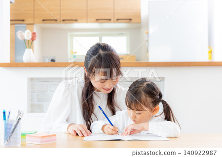 Parents and children studying in the living room Parents and children studying in the living room 140922987