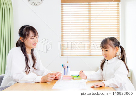 Parents and children studying in the living room Parents and children studying in the living room 140923000