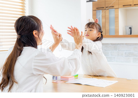 Parents and children studying in the living room Parents and children studying in the living room 140923001