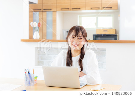 思維在遠程辦公中的年輕女子 140923006