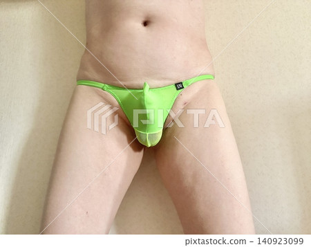一名患有代謝症候群的男子,穿著內褲,正面照,綠色。 一名患有代謝症候群的男子,穿著內褲,正面照,綠色。 140923099