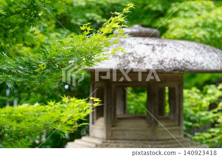 寺廟周圍綠樹環繞 140923418