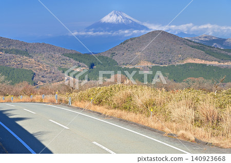 從伊豆半島伊豆山脊步道仁名峠眺望初冬的富士山。 從伊豆半島伊豆山脊步道仁名峠眺望初冬的富士山。 140923668
