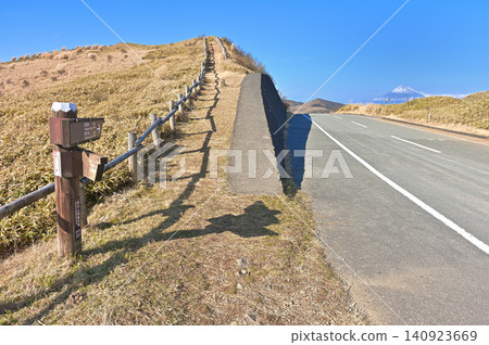 伊豆半島伊豆山脊步道:仁名峠的船原峠入口,圖中顯示了山脊步道、公路和富士山。 伊豆半島伊豆山脊步道:仁名峠的船原峠入口,圖中顯示了山脊步道、公路和富士山。 140923669