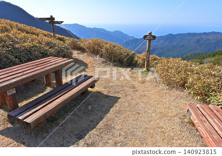 伊豆半島伊豆山脊步道上的風早峠:從長滿青草的山峠上眺望駿河灣。 伊豆半島伊豆山脊步道上的風早峠:從長滿青草的山峠上眺望駿河灣。 140923815