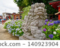 Hydrangeas and cute guardian lion-dogs 140923904