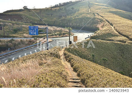 伊豆半島伊豆山脊步道上的風早峠-靜岡縣道411號(西天城高原線)上的一個山口。 伊豆半島伊豆山脊步道上的風早峠-靜岡縣道411號(西天城高原線)上的一個山口。 140923943