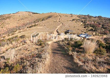 The Izu Ridge Trail on the Izu Peninsula: A ridge trail leading to the grasslands of Ukusu Pass. The Izu Ridge Trail on the Izu Peninsula: A ridge trail leading to the grasslands of Ukusu Pass. 140923948
