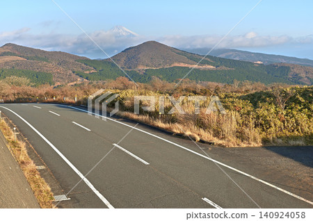 伊豆半島,伊豆山脊步道,清晨的仁名峠,從靜岡縣道59號(伊東西伊豆線)眺望富士山 伊豆半島,伊豆山脊步道,清晨的仁名峠,從靜岡縣道59號(伊東西伊豆線)眺望富士山 140924058