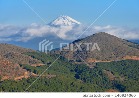 從伊豆半島伊豆山脊步道仁名峠附近可以看到富士山和魂山。 從伊豆半島伊豆山脊步道仁名峠附近可以看到富士山和魂山。 140924060